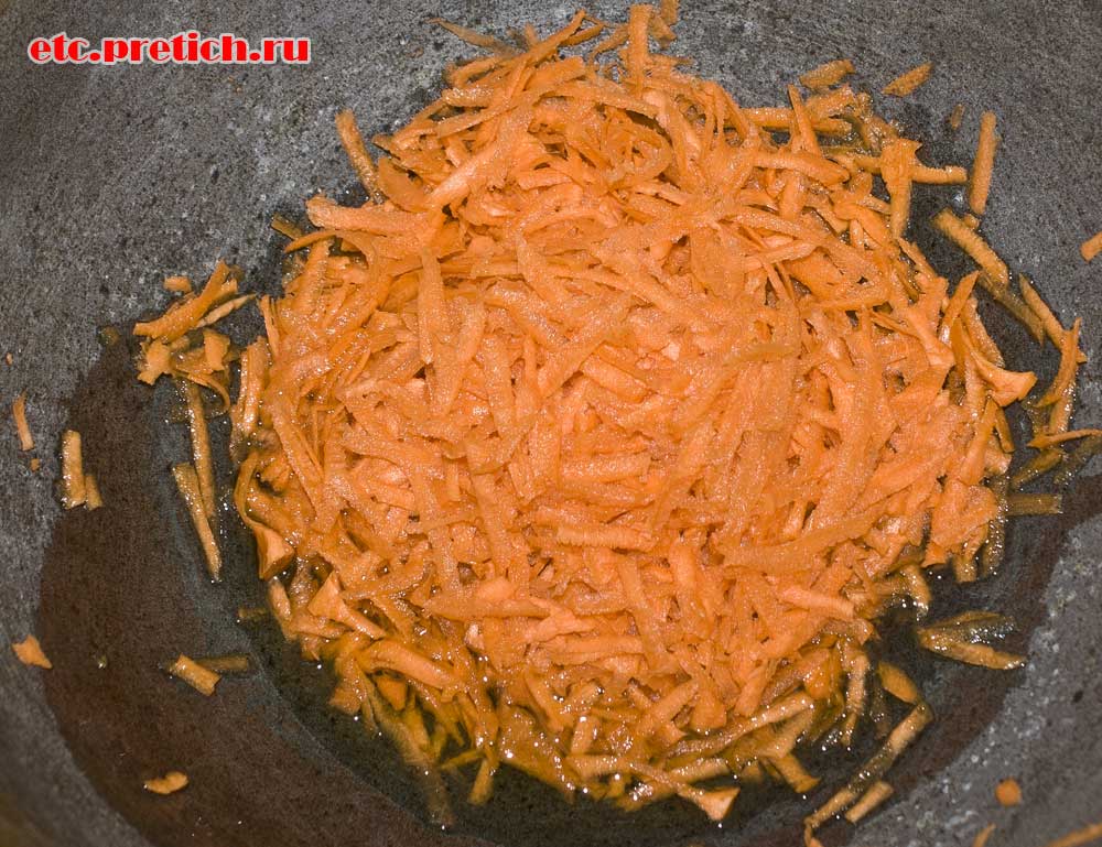 Натираем морковь на терке и в казанок, готовим тушеную капусту